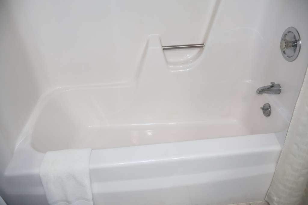 1 Queen Bed - Non-Smoking bathtub