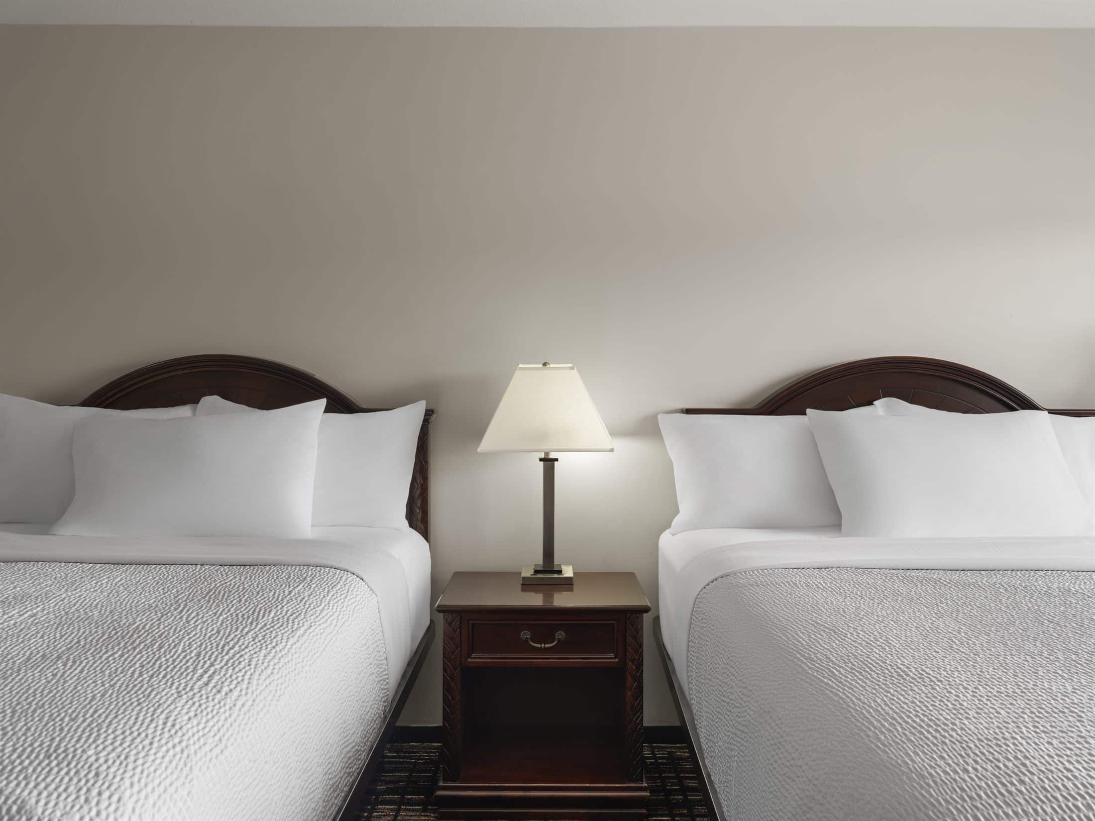 2 Queen Beds - Non-Smoking room detail