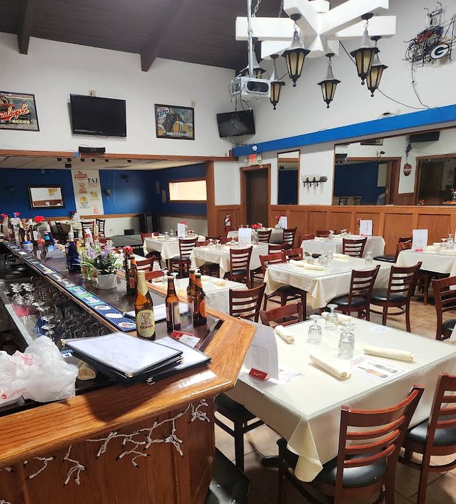 New Maharaja Indian Cuisine and Bar dining area
