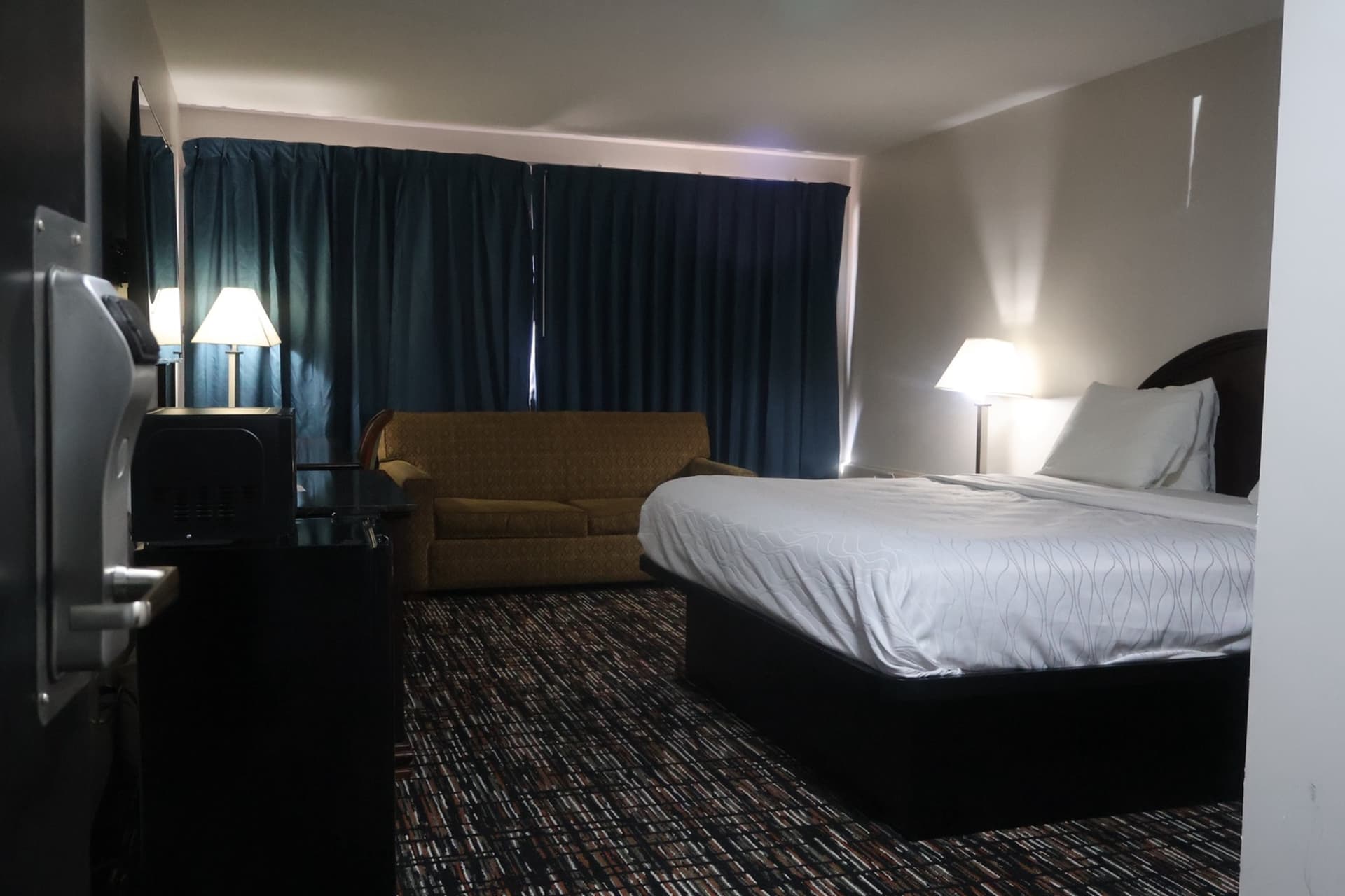 1 King Bed · Non-Smoking