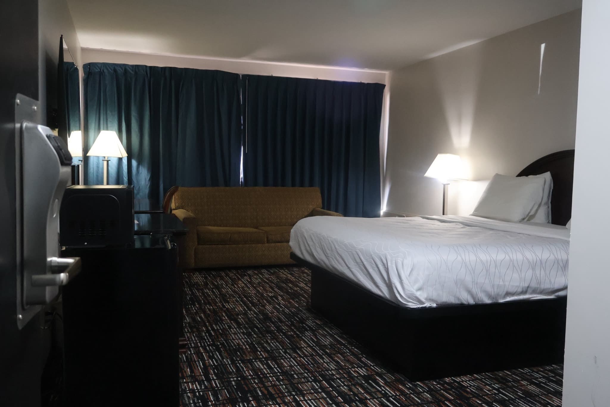 1 King Bed · Non-Smoking