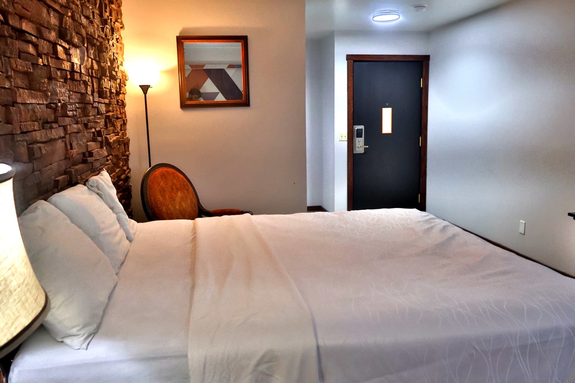 1 King Bed · Non-Smoking photo 2