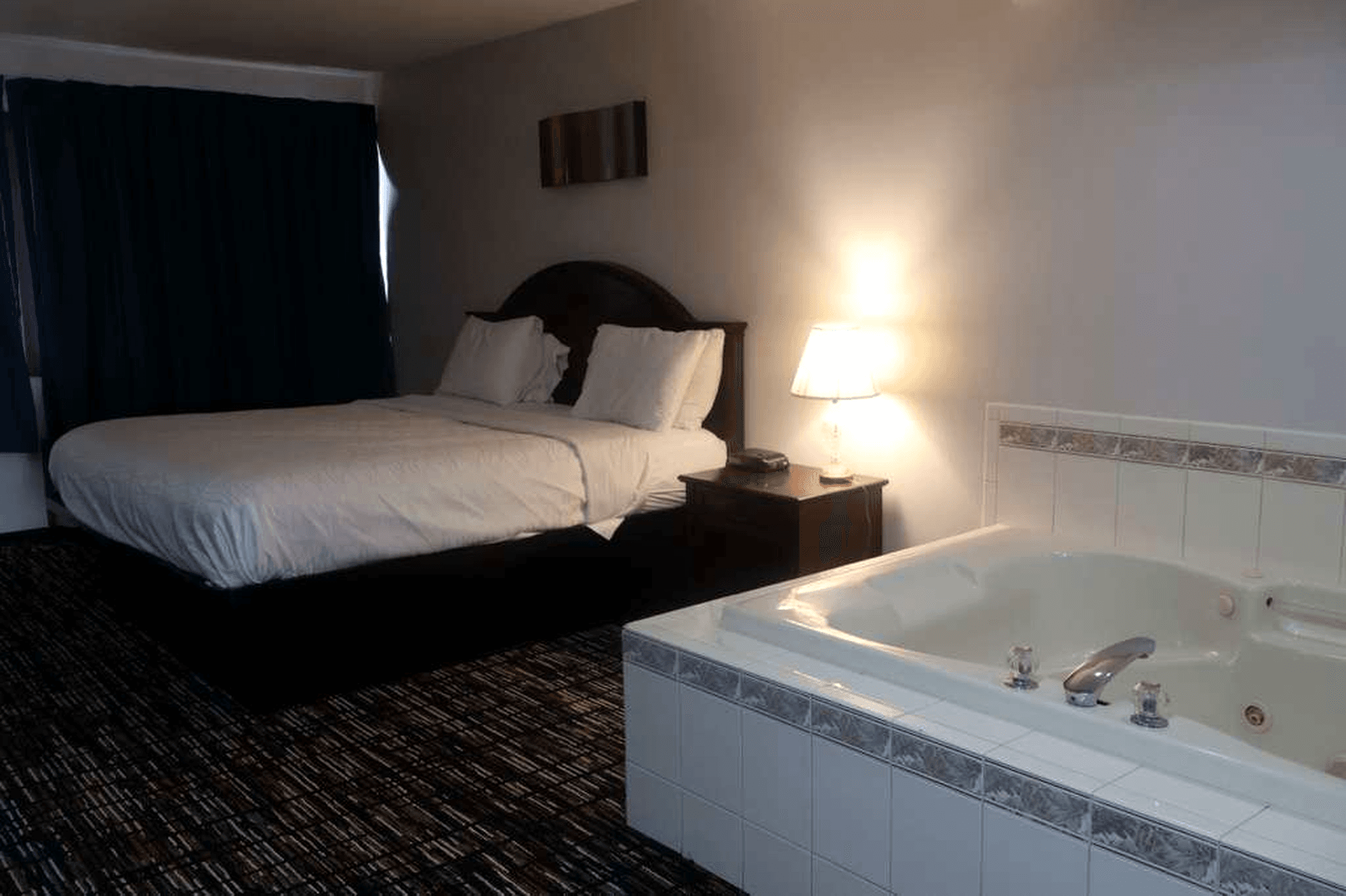 Whirlpool King Suite · Non-Smoking